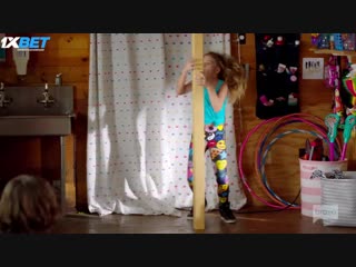 Белая ворона / Odd Mom Out / S03E01 из 10 / на русском