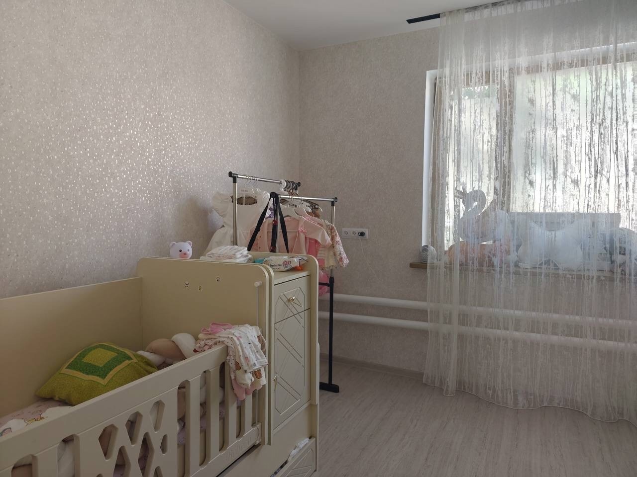 Продается дом в Луганске в р-н Лесоторгового (ресторан Колхети) ✅Площадь 90кв.м ✅Участок 11 соток ✅Гараж на 2-3 машины с автоматическими воротами ✅Современный ремонт ✅Пластиковые окна ✅Тихая улица и спокойный соседи ✅Остановка общественного транспорта в 100 метрах ✅Владелец в городе ✅Долгов нет, документы гот...