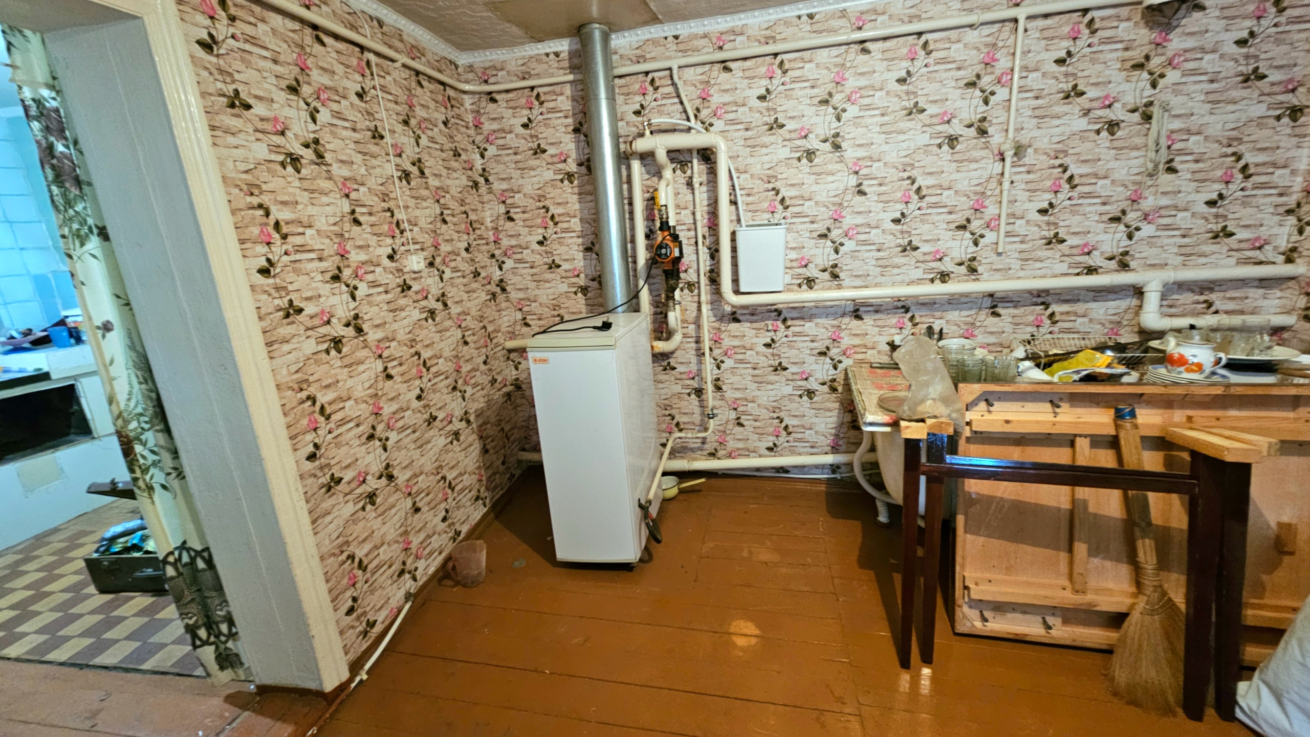 🏡 Продается дом в Свердловске, ул. Ватутина, 5-6 минут Парк КиО. 📐 Площадь =87.9 м2, 4 комнаты, кухня, веранда. Ровный участок 7 соток, земля приватизирована. Молодой сад: малина, смородина, виноград, черешня. 🛠 Газовый котёл, индивидуальное отопление. Счётчик газа, счётчик воды. Большой сухой дом, утеплён сн...
