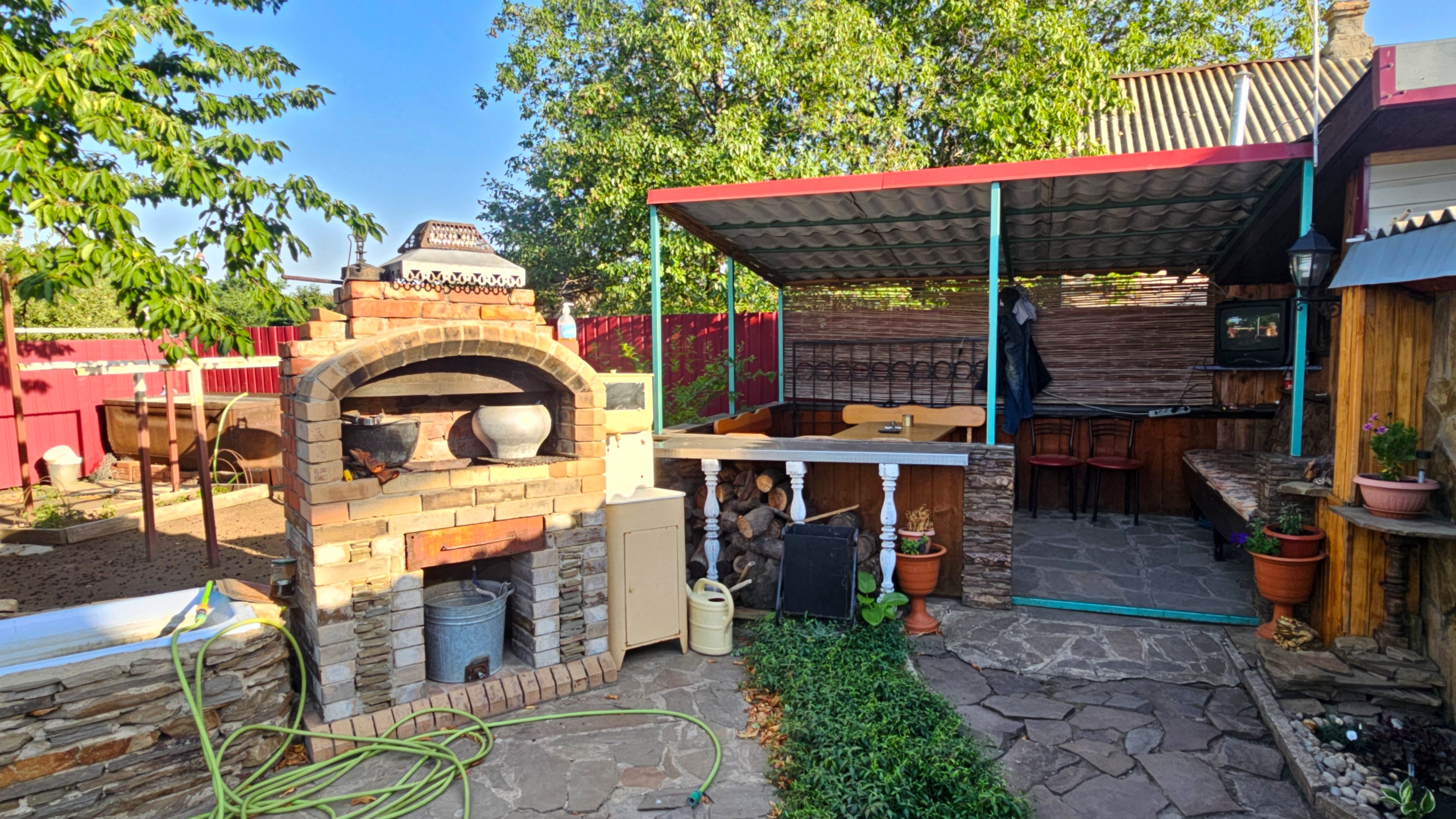 🏠 Продаётся дом в Свердловске, 📍 пгт Комсомольский, ул. Спортивная. 🛠 Шикарный капитальный дом площадью 130 м + мансарда. Построен в 2000 году. Формат помещений: кухня , гостиная , зал, спальня, санузел Далее лестница на второй этаж с двумя раздельными спальнями, кладовкой и комнатой с балконом Дом газифициро...