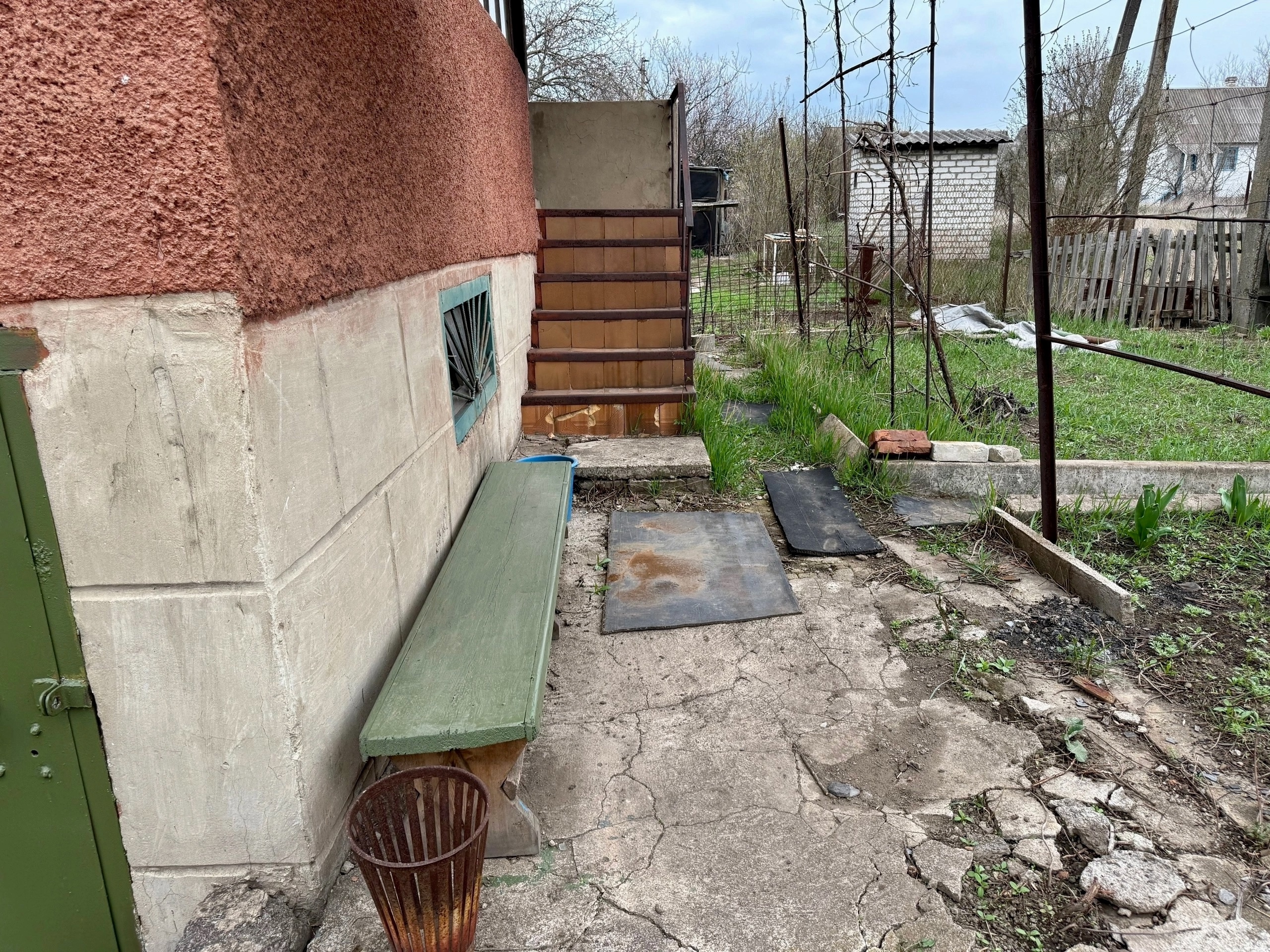 г. Алчевск Продаётся 3-х этажная дача на Исаковском водохранилище в обществе "Автомобилист". На 1-ом этаже: большой гараж на 2 машины со смотровой ямой. На 2-ом этаже: 2 комнаты, балкон. На 3-ем этаже: большая веранда. Окна деревянные, 2 заезда под машину, кладовое помещение, терраса, камин, винтова...