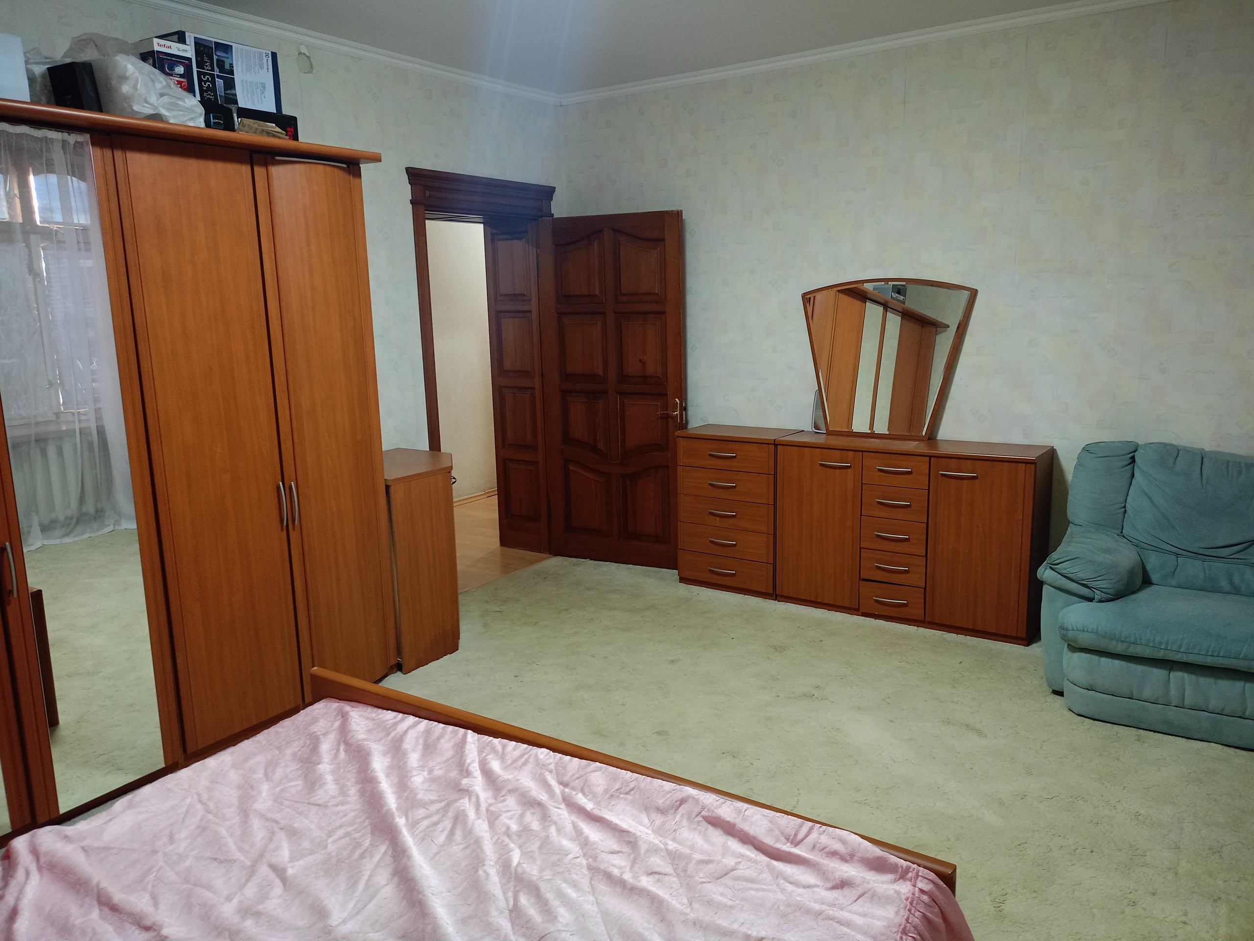 Продам уютную, трехкомнатную квартиру,в самом центре, общей площадью 85 м². г. Луганск, ул. Коцюбинского д 21 Характеристики: Автономное отопление,накопительная система воды. - Расположена на 4 этаже 5-этажного дома(Сталинка). - Жилое состояние. Можно заехать и жить. - Просторная кухня с выходом на застекленн...