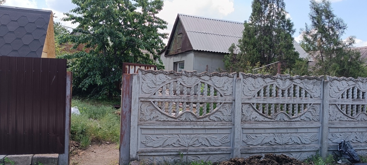 ✅ КЛЮЧЕВЫЕ ПРЕИМУЩЕСТВА: Цена: 1 200 000 руб. Обновленные коммуникации: новый водопровод, канализация, замена кровли Удобства: санузел в доме, летняя кухня, сарай, сливная яма Участок: садовые насаждения, ухоженная территория Центральное водоснабжение — стабильное водоснабжение 📝 ОПИСАНИЕ ДОМА: Коммуникации: ...