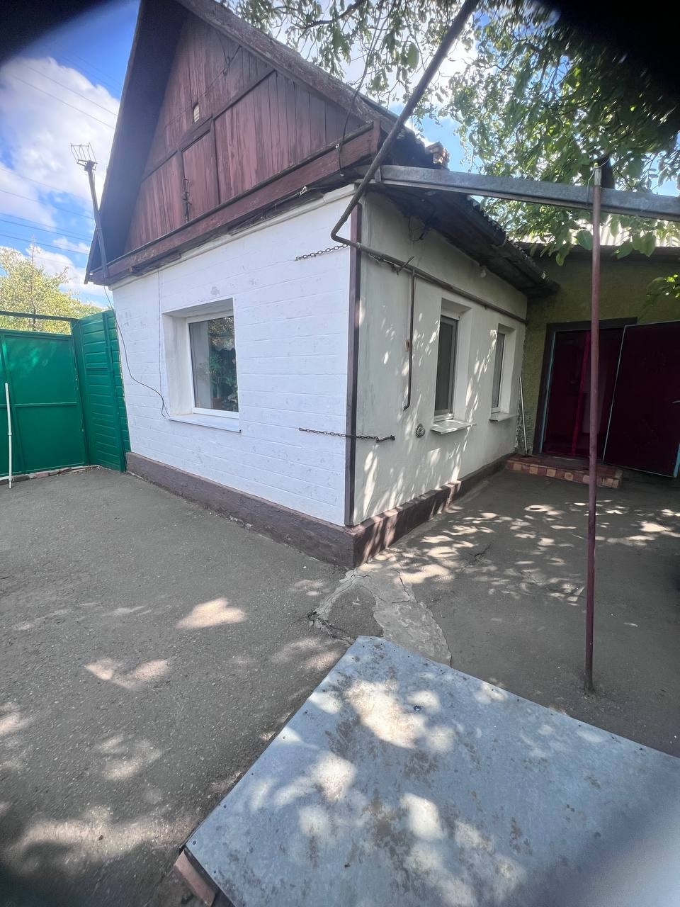 Продам дом + флигель малая Вергунка, улица Королева. В доме три комнаты, новый газовый котел, санузел, потолки 2,4м. Флигель однокомнатный + кухня. Участок 8 соток, приват земля. Два гаража , в одном из них смотровая яма. . Хороший заезд. Цена 6300000 рублей Тел +79591756213, +79592010745...