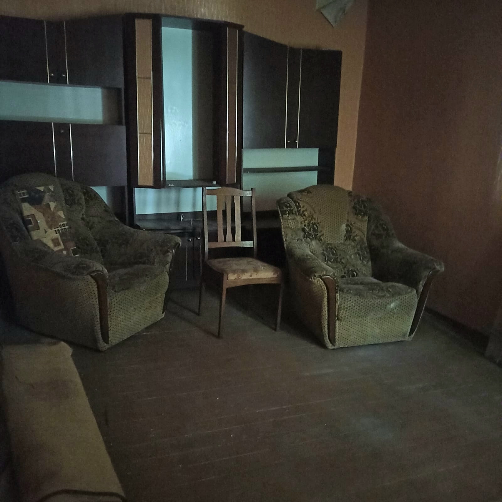 🏡Продаётся часть дома в Червонопартизанске, ул. Кирова. 3 комнаты: 2 спальни, зал, кухня, коридор. Площадь =50,5 м2. 🛠 Вода городская, проведена в дом. Есть сливная яма. Все окна новые. Крыша новая, шифер. Отопление паровое по всему дому, зимой очень тепло. ✨Хороший капитальный гараж с ямой. Летняя кухня. Хоз...