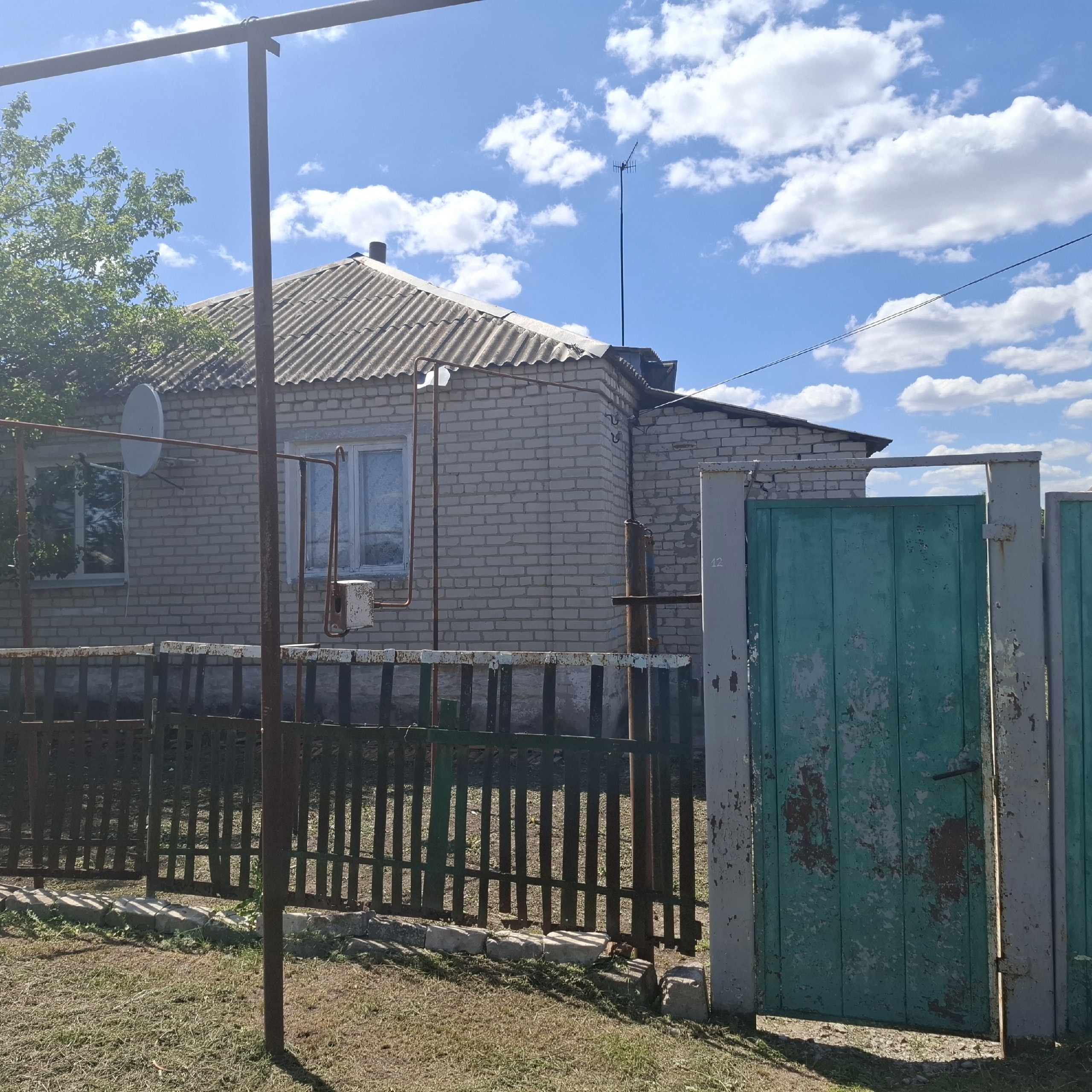 Продаётся жилой дом в селе Чугинка. Общая жилая площадь: 55,6 м² Отопление: газовое В доме установлены металлопластиковые окна,частично остаётся мебель. Имеется сухой большой погреб. Во дворе: колонка с водой,металлический гараж,хозяйственные постройки,выкопана сливная яма. Земельный участок: 12,3 сотки,из ни...
