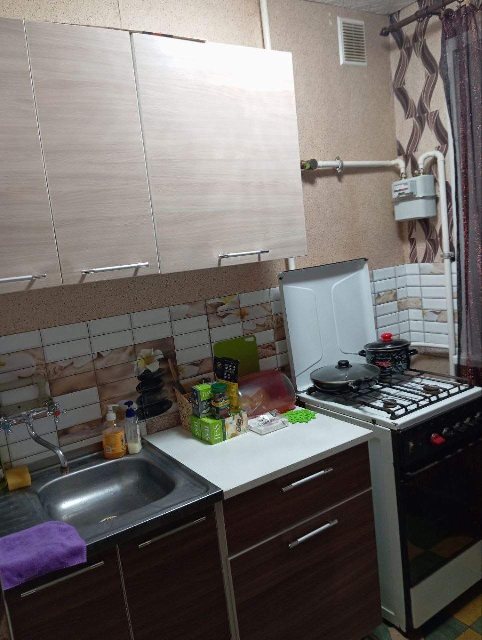Г. Стаханов. Сдам посуточно однокомнатную квартиру. Район квартала, остановка Универсам. 2 этаж. Вода постоянно. +79591592004